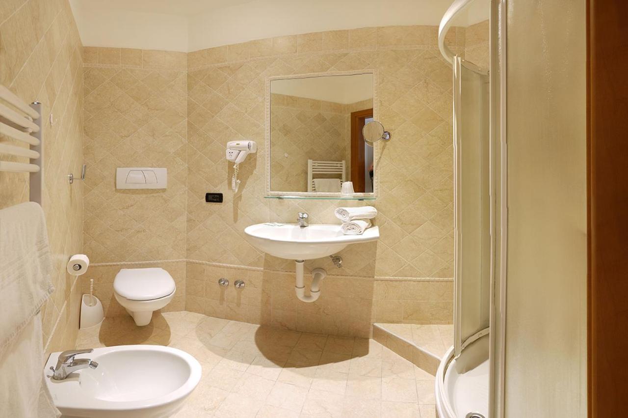 Hotel Alla Rotonda ليدو دي يسولو المظهر الخارجي الصورة